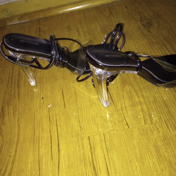 Pretty little things Sandals - Picture 1 of 3